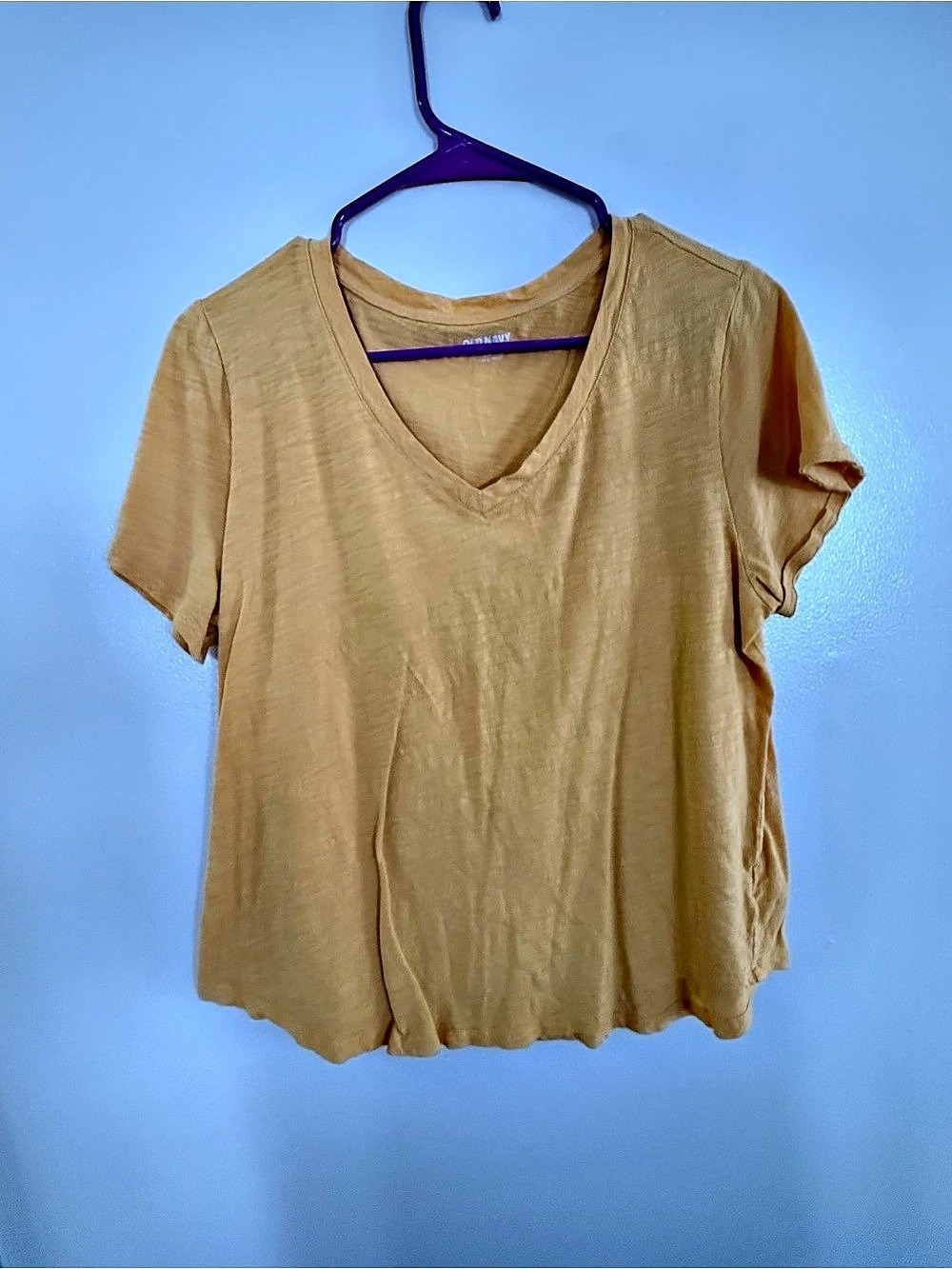 Old Navy EveryWear V-Neck T-Shirt in Yellow size large
